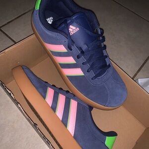 Adidas skateboard Blue Sneakers Pink Stripes Gum sole Big Girl’s size 6